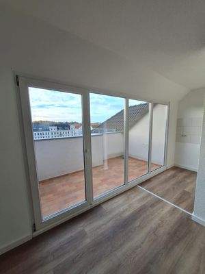 Blick vom Wohnraum auf die Terrassse