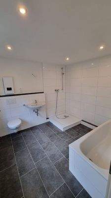 Badezimmer mit Dusche und Wanne 1.1