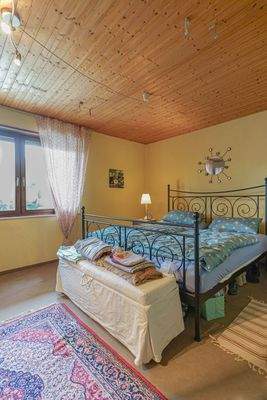 Schlaf-/Gäste- oder Arbeitszimmer