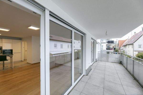 Balkon mit Zugang in den Wohnbereich und ins Schlafzimmer