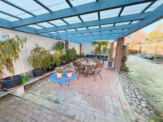 Die schöne, überdachte Terrasse