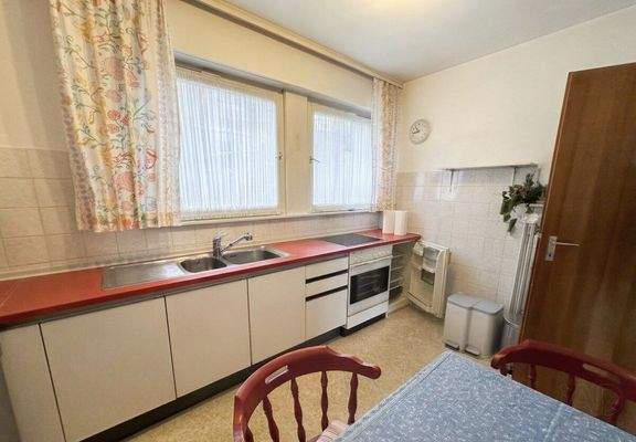 Helle Küche mit Doppelfenster