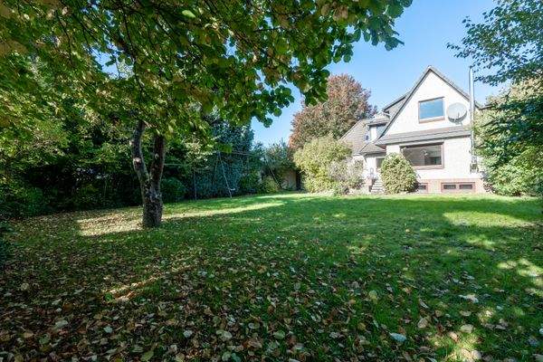 Großer privater Garten mit Obstbaum