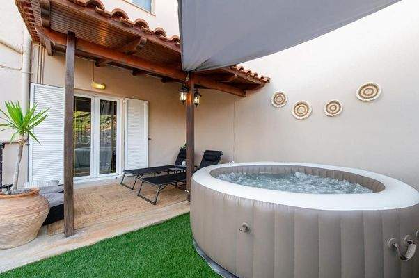 Ligaria: Villa mit drei Wohnungen und Pool zu verkaufen