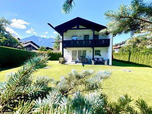 Hausansicht mit Kramer im Hintergrund