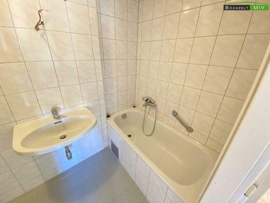 Badezimmer mit Dusche und Wanne