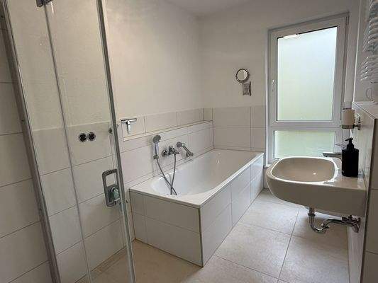 Tageslichtbad mit Dusche und Wanne 