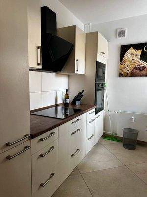 Hochwertige Einbauküche mit elektrischen Geräten