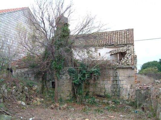 ...sowie dem ausbaufähigen Dachboden