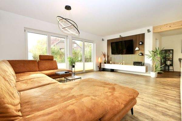 mit großer Fensterfront