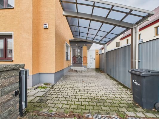 Überdachter Carport im Eingangsbereich