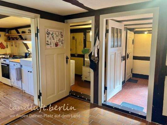 Küche, WC und Eingangsbereich, Blick vom Hausflur