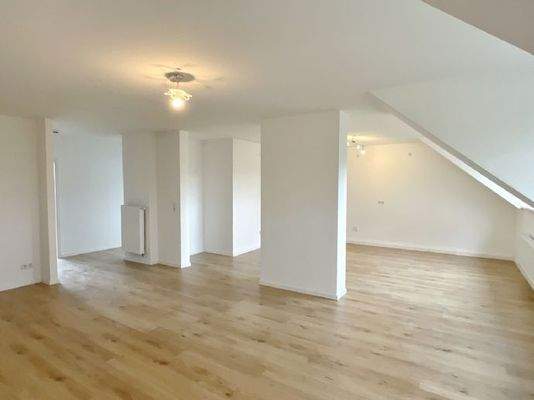 Vorne Wohnbereich, hinten Küchen- u. Essbereich