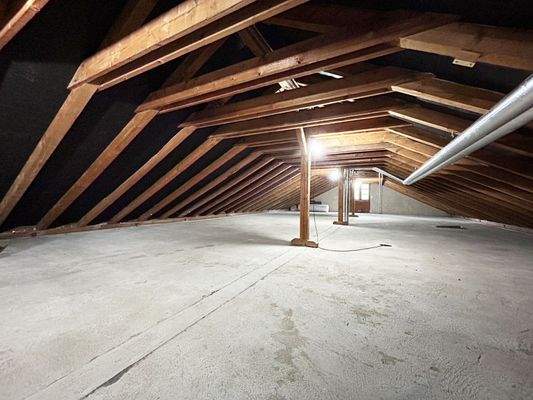 Halle 1 (links): Dachboden kann - bei Bedarf - als zusätzliche Abstellfläche genutzt werden