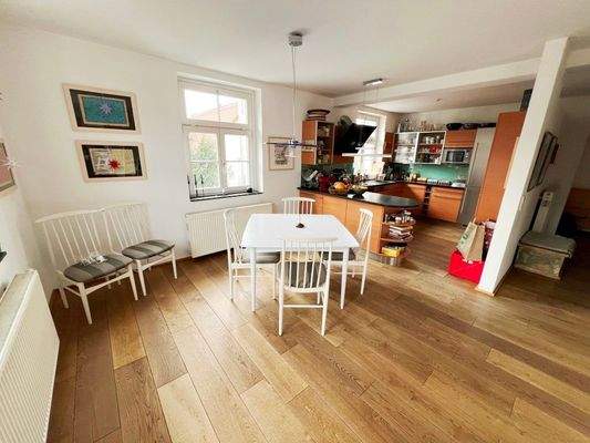 Küche mit offenem Wohn-Essbereich