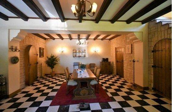 Eingangsbereich mit Esstisch.jpg