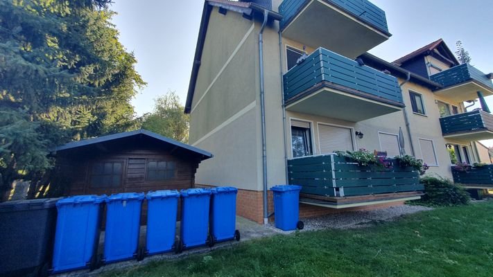 Rückseite mit Holzhaus für Fahrräder