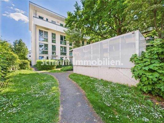 Haus-Ansicht und Zugang Tiefgarage