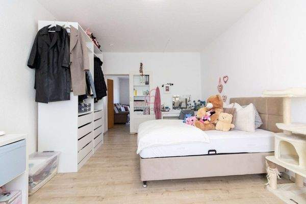 Schlafzimmer mit Platz für Schränke