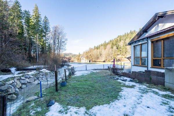 Garten am Bach und an einer Wiese