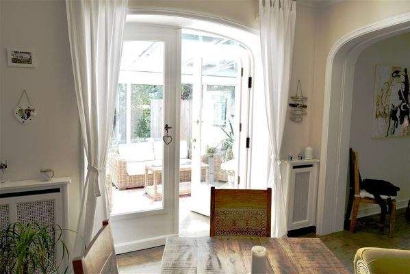 Esszimmer mit Zugang zum Wintergarten