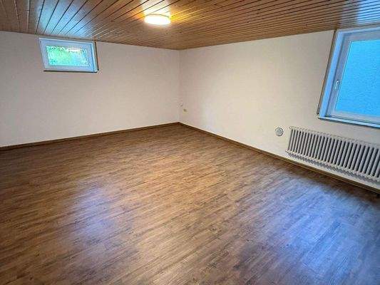 Zimmer im Gartengeschoss mit Durchgang zur Einlieg