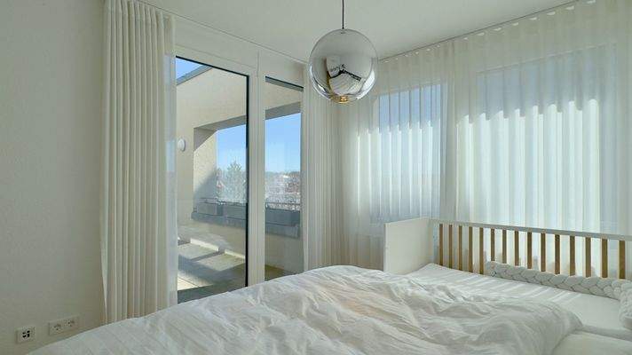 Elegantes Schlafzimmer mit Zugang zum Balkon