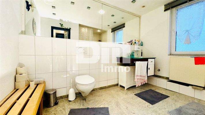 OG Badezimmer / Badewanne