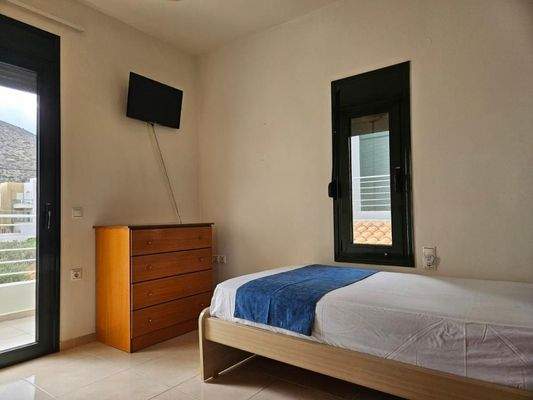 Kreta, Chersonisos: Große Villa am Dorfrand zu verkaufen