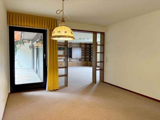 Blick von der Essdiele ins Wohnzimmer