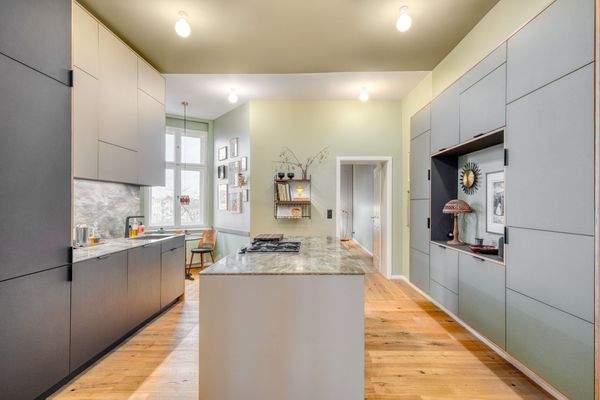 Offene Küche mit Corian Arbeitsflächen