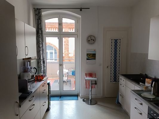 Küche mit Balkon und Speisekammer