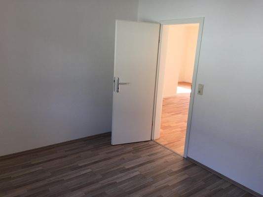 Das Schlafzimmer mit Zugang zum Wohnbereich