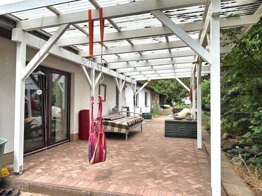 gemütliche überdachte Terrasse