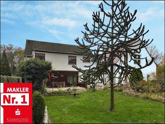 Zwei Einfamilienhäuser in idyllischer, grüner Umgebung