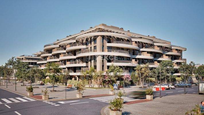 Bright Homes with a Pool in the University Area in Málaga