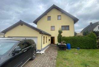 Haupteingang und Garage