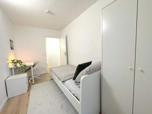 Helles Schlafzimmer mit Balkon