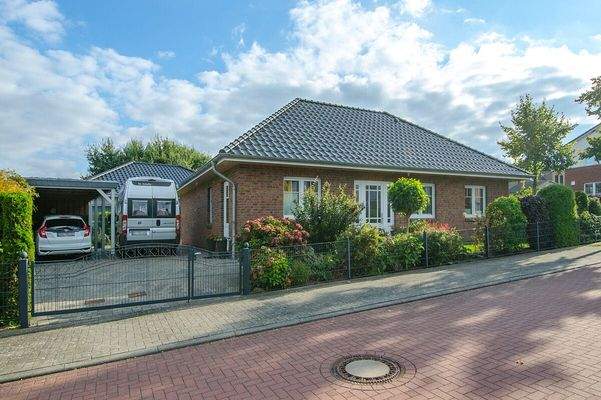 Winkelbungalow mit Stellplätzen