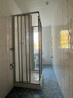 Bad mit Dusche, Fenster, WM-Anschluss