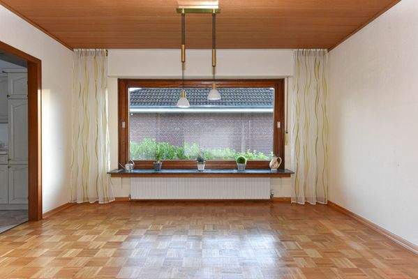 Esszimmer mit angrenzender Küche 