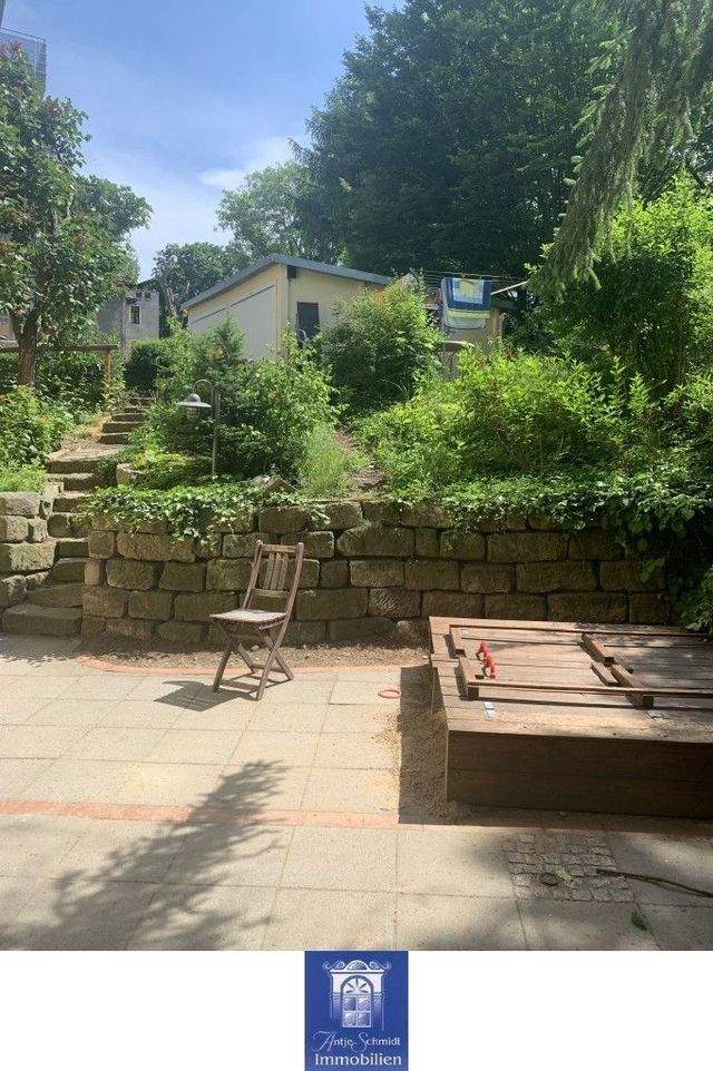 Traumhafte Dachgeschosswohnung in stilvoller Stadtvilla mit herrlichem Fernblick! - Foto 4