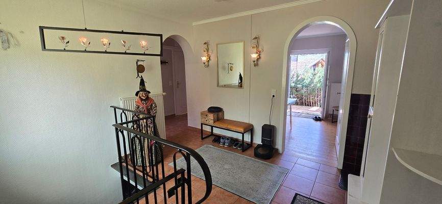 13. Blick vom Hauseingang in den Flur.jpg