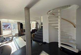 Wohnzimmer mit Wendeltreppe