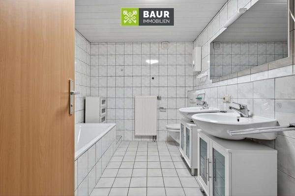 Bad DG Wohnung rechts