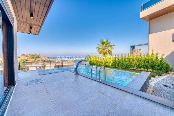 Sea and City-View House with Swimming Pool in Alanya