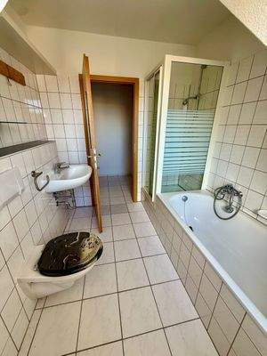 Helles Badezimmer mit Fliesen