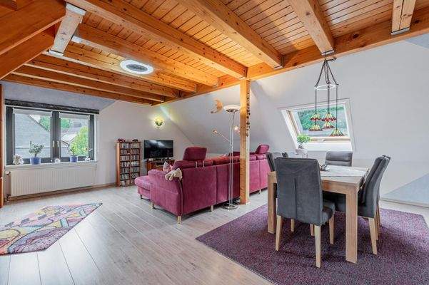 Links: Wohn-/Essbereich