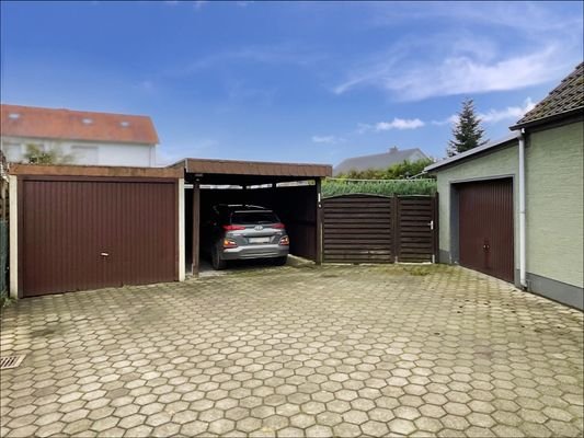 Ausreichend Stellplätze mit 2 Garagen und 1 Carport