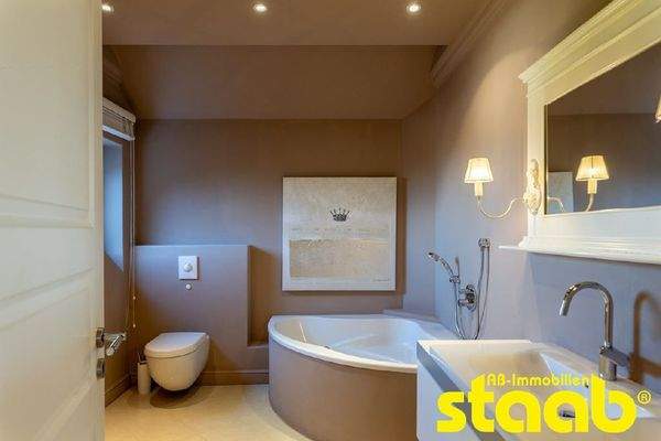 Tageslichtbad mit Wanne...